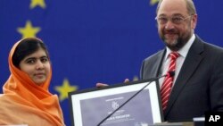 Malala Yousafzai dari Pakistan mendapat Hadiah Sakharov 2013 dari Martin Schulz, presiden parlemen Eropa, November 2013. (AP/Christian Lutz)