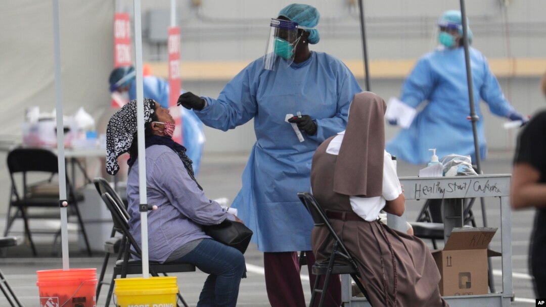 Petugas medis melakukan test Swab virus corona di sebuah klinik kesehatan di Homestead, Florida (foto: dok). 