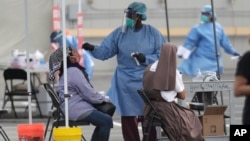 Petugas medis melakukan test Swab virus corona di sebuah klinik kesehatan di Homestead, Florida (foto: dok). 