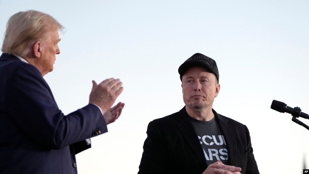 ARCHIVO - El candidato presidencial republicano, el expresidente Donald Trump, a la izquierda, aplaude mientras el director ejecutivo de Tesla y SpaceX, Elon Musk, se prepara para partir después de hablar en un evento de campaña, el 5 de octubre de 2024, en Butler, Pensilvania.