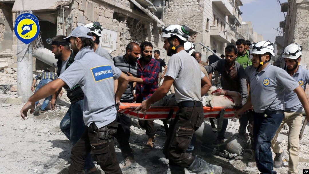 Regu penyelamat berupaya menyelamatkan korban pasca serangan udara di wilayah al-Sakhour, timur kota Aleppo, Suria, 21 September 2016 (Foto: dok). Wakil UNICEF di Suriah, Hanaa Singer, menyerukan segera diakhirinya kekerasan yang terjadi di kota Aleppo, Suriah utara. 