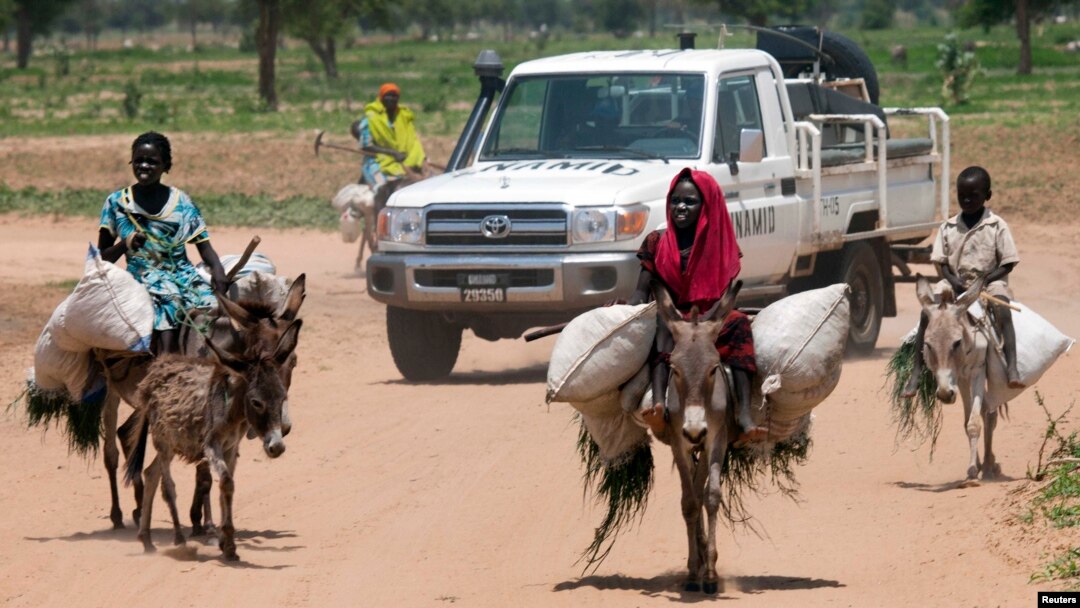 Anggota Misi Gabungan PBB-Uni Afrika di Darfur (UNAMID) dari Ethiopia tengah berpatroli di wilayah Gereida (Darfur Selatan), 25 Juli 2013 (Foto: dok). Tiga anggota pasukan perdamaian PBB dilaporkan tewas di Darfur Barat, Sudan, akibat serangan kawanan bersenjata di kawasan tersebut, Minggu (13/10).