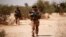 Des soldats français du 2e Régiment du génie étranger mènent une opération de contrôle de zone dans la région du Gourma lors de l'opération Barkhane à Ndaki, Mali, le 27 juillet 2019. 