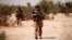 Des soldats français patrouillent dans la région du Gourma lors de l'opération Barkhane à Ndaki, Mali, le 27 juillet 2019.