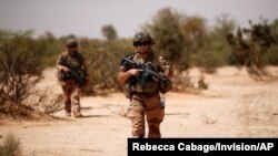 Des soldats français du 2e régiment du génie étranger mènent une opération de contrôle de zone dans la région du Gourma lors de l'opération Barkhane à Ndaki, Mali, le 27 juillet 2019. (REUTERS/Benoit Tessier/archives)