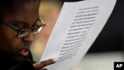 Gabrielle Caldwell, qui est partiellement sourde et aveugle, examine ses notes, le 13 novembre 2018, à Austin, Texas, États-Unis.