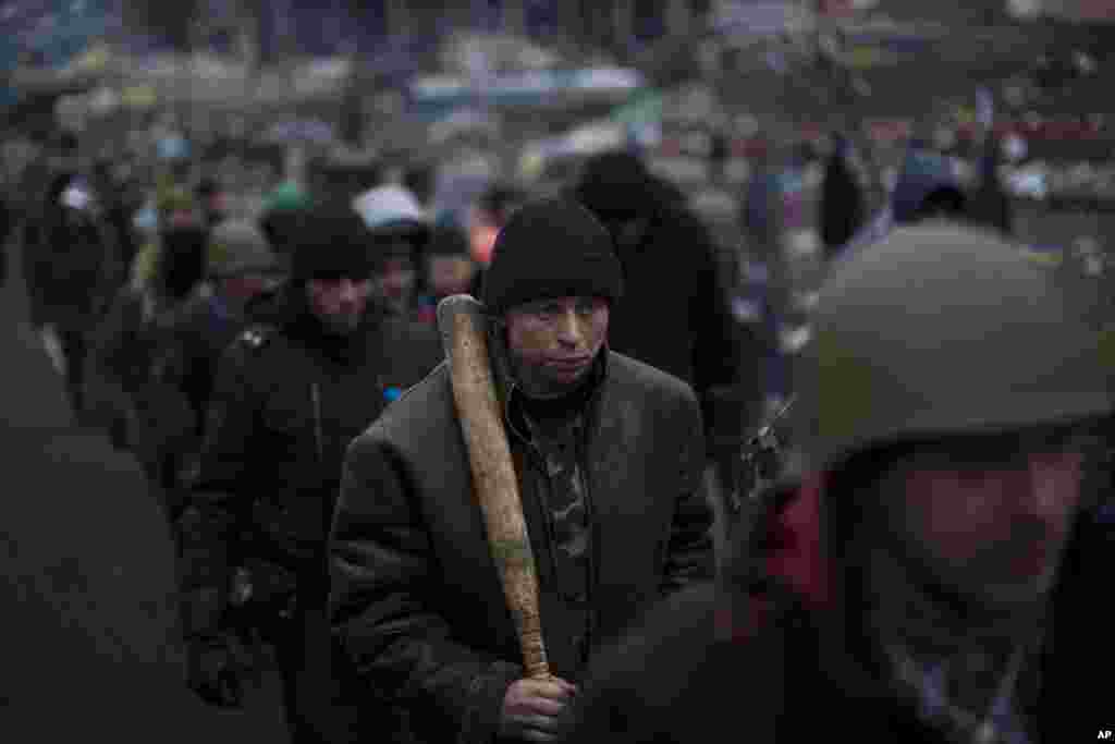 Anti-Yanukovych protesters march in the Independence Square, Kyiv, Feb. 26, 2014.