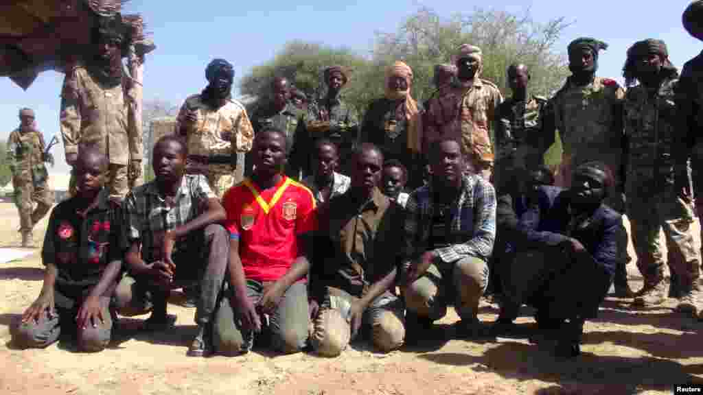 Des anciens membres du groupe Boko Haram capturés se rassemblent devant les soldats tchadiens Ngouboua, au Tchad, le 22 avril 2015.