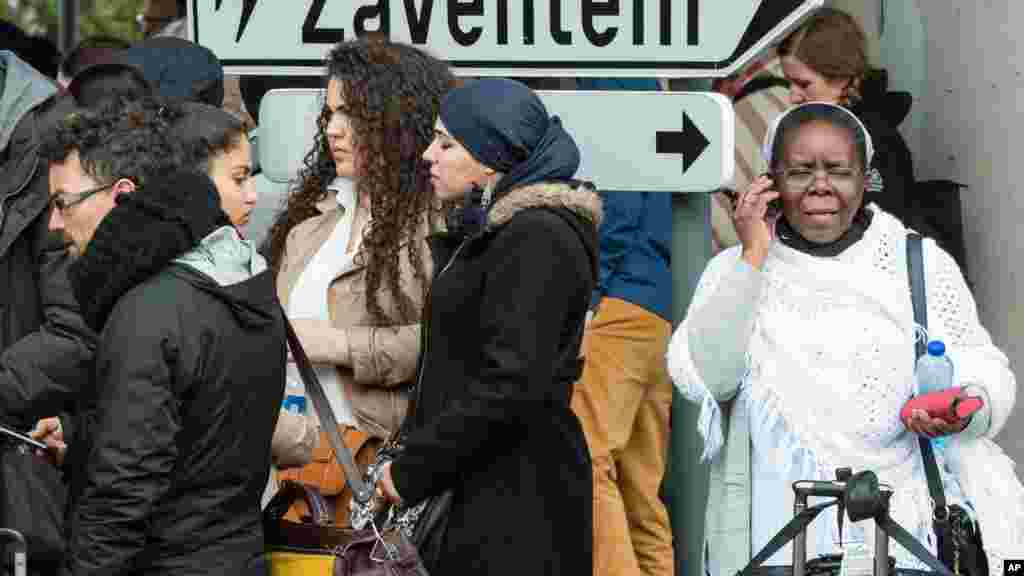 Des passagers devant l&#39;aéroport de Bruxelles, le 22 mars 2016.