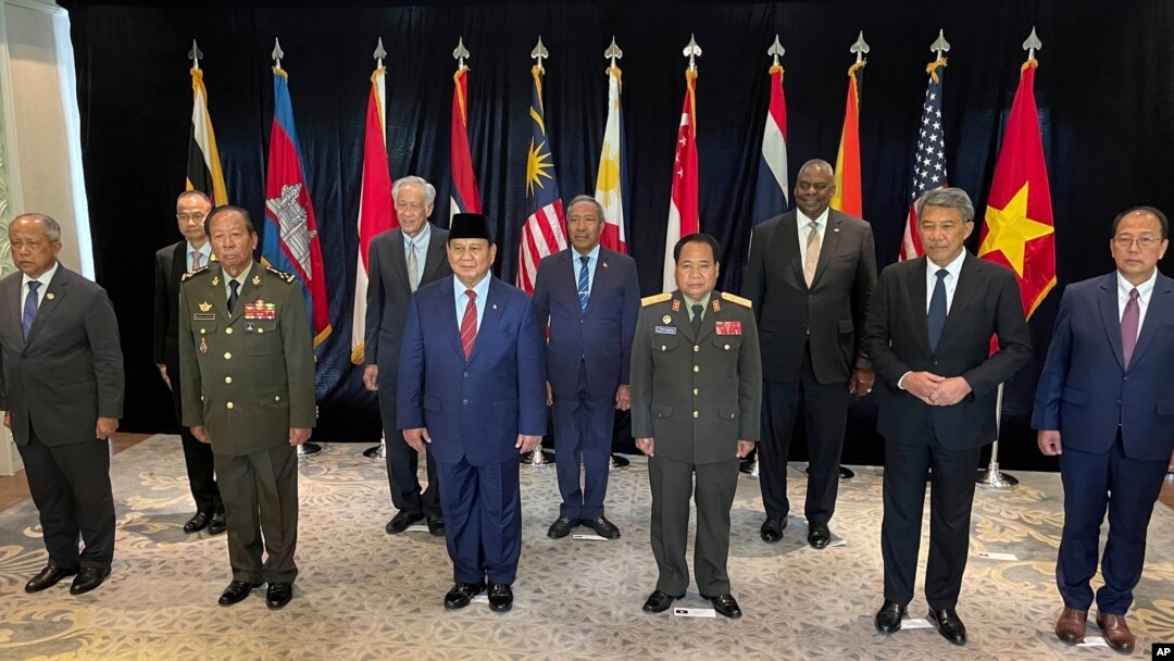 美国国防部长奥斯汀（右三）在新加坡举行的香格里拉对话会议期间与东南亚各国国防部长合影。（2023 年6月2日）