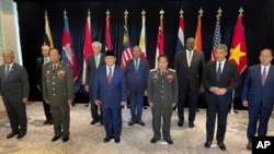 美国国防部长奥斯汀（右三）在新加坡举行的香格里拉对话会议期间与东南亚各国国防部长合影。（2023 年6月2日）
