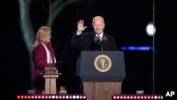 Presiden Joe Biden dan Ibu Negara Jill Biden menghadiri penyalaan Pohon Natal Nasional di Gedung Putih, Washington, pada 30 November 2023. (Foto: AP/Mark Schiefelbein)