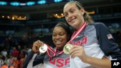 Odyssey Sims (izquierda) y Breanna Stewart muestran su medalla de oro en baloncesto femenino, ganada por EE.UU. en Turquía.