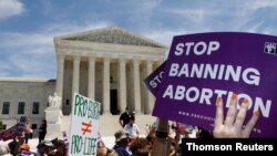 Aktivis hak aborsi berkumpul di luar Mahkamah Agung AS di Washington. (Foto: Reuters)