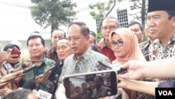 Menristekdikti M.Nasir bersama para rektor dari sejumlah Universitas di Indonesia, setelah bertemu Presiden Jokowi, di Istana Kepresidenan, Jakarta, Kamis (3/10). (Foto: VOA/Ghita).