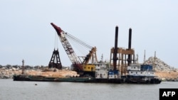 L'élargissement et l'approfondissement du canal de Vridi dans le cadre des travaux de modernisation du port d'Abidjan, le 14 septembre 2017.