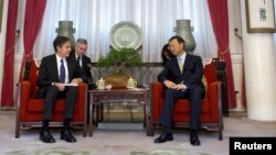 U.S. Deputy Secretary of State Antony Blinken (center L), speaks with Chinese State Councilor Yang Jiechi (center R) during a meeting at the Zhongnanhai Leadership Compound in Beijing, October 8, 2015. 