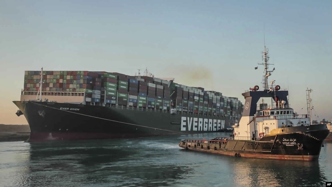 Foto do navio Ever Given encalhado no Canal do Suez a 29 de Março de 2021