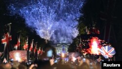Spectators on The Mall watch a firework display and beacon lighting at Buckingham Palace following the Diamond Jubilee concert in London June 4, 2012. 