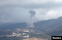 Asap mengepul di Lebanon selatan, di tengah permusuhan lintas batas yang sedang berlangsung antara Hizbullah dan pasukan Israel, seperti yang terlihat dari Marjayoun, Lebanon, dekat perbatasan dengan Israel, 22 September 2024. (Foto: REUTERS/Karamallah Daher)