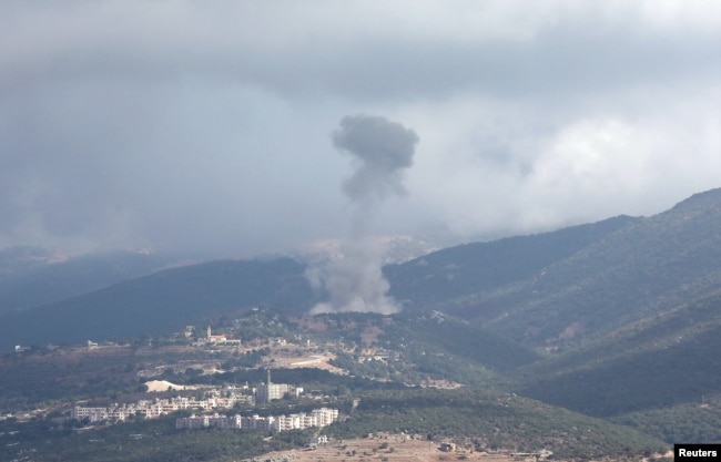 Asap mengepul di Lebanon selatan, di tengah permusuhan lintas batas yang sedang berlangsung antara Hizbullah dan pasukan Israel, seperti yang terlihat dari Marjayoun, Lebanon, dekat perbatasan dengan Israel, 22 September 2024. (Foto: REUTERS/Karamallah Daher)