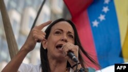 La candidata presidencial opositora, María Corina Machado, ofrece un discurso a sus seguidores durante una actividad para conmemorar los 66 años del derrocamiento del dictador Marcos Pérez Jiménez. 