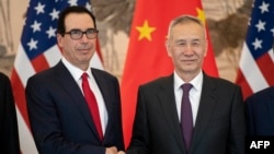 တရုတ် ဒုဝန်ကြီးချုပ် Liu He နဲ့ အမေရိကန် ဘဏ္ဍာရေးဝန်ကြီး Steven Mnuchin တို့ ပေဂျင်းမှာ တွေ့ဆုံစဉ်။ (မတ်လ ၂၉၊ ၂၀၁၉)