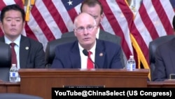 美国众议院中国问题特设委员会主席约翰·穆勒纳在本场听证会上做开场发言。(2026年6月25日)