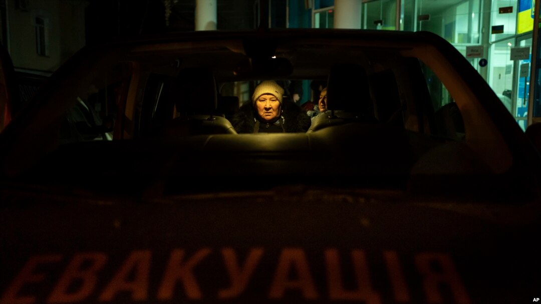 Evakuacija stanovnika iz Sumija u Ukrajini (Foto: AP/Hanna Arhirova)