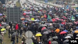 Građani tokom ekološkog protesta protiv otvaranja rudnika Rio Tinta u Srbiji, ispred Sava centra na Novom Beogradu, 11. decembra 2021. (Foto: Jovana Đurović, Glas Amerike)