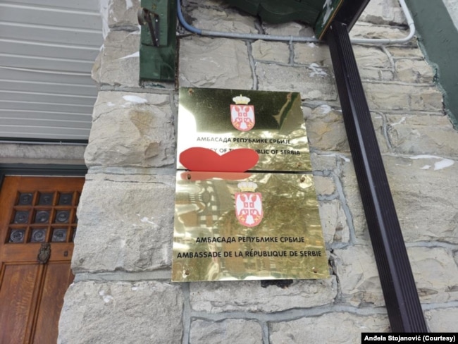 Srce od papira na tabli ambasade Srbije u Otavi, 1. mart 2025.