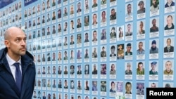 El ministro francés de Asuntos Exteriores y Europa, Jean-Noel Barrot, visita el Muro de la Memoria de los Defensores Caídos de Ucrania, en el exterior de la Catedral de San Miguel, en medio del ataque de Rusia a Ucrania, en Kiev, Ucrania, el 19 de octubre de 2024. 