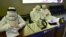 中國黑龍江省哈爾濱機場的公安人員身穿防護服進行旅客登記。（2020年4月11日）