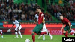 Portugal's captain Bruno Fernandes scores the second goal from the penalty spot in their international friendly against Nigeria, Lisbon, November 17, 2022