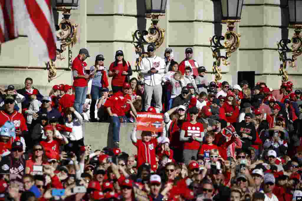 Miles de personas abarrotaron la Avenida Constitución en Washington DC, donde se realizó el desfile para celebrar el triunfo del equipo local de Béibol.