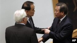 지난달 22일 유엔 안전보장이사회가 새 대북 제재 결의를 채택한 가운데, 김숙 유엔 주재 한국 대사(오른쪽)가 리 바오동 중국 대사, 비탈리 추르킨 러시아 대사와 대화하고 있다. (자료사진)