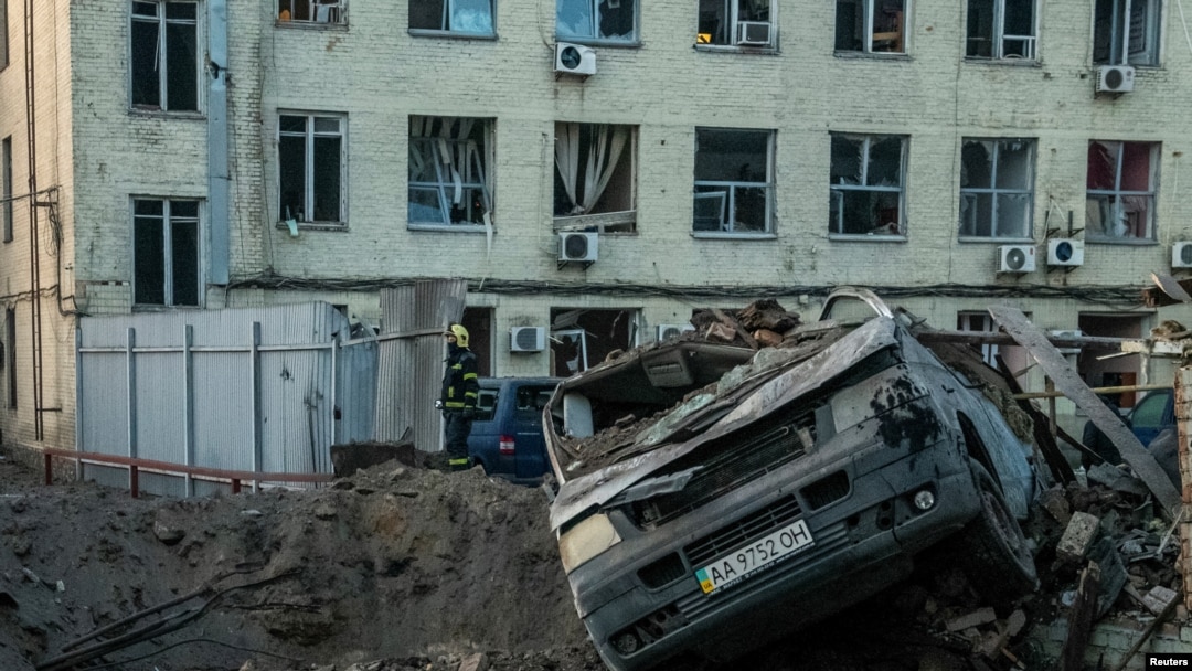На снимке показано место ракетного удара в Киеве, Украина, 12 февраля 2025 года