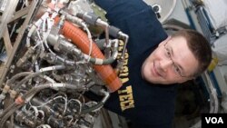 El astronauta Doug Wheelock a bordo de la Estación Espacial Internacional.