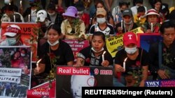 Orang-orang berkumpul untuk memprotes kudeta militer di Yangon, Myanmar, 21 Februari 2021. (Foto: REUTERS)