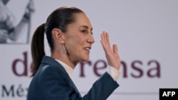 La presidenta de México, Claudia Sheinbaum, saluda después de dar su primera conferencia matutina en el Palacio Nacional de la Ciudad de México el 2 de octubre de 2024. AFP