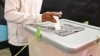 Un hombre emite su voto en un colegio electoral durante las elecciones generales de Bangladesh en Dhaka el 7 de enero de 2024.
