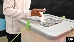 Un hombre emite su voto en un colegio electoral durante las elecciones generales de Bangladesh en Dhaka el 7 de enero de 2024.