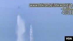 Helikopter militer Jepang menjatuhkan air laut ke arah reaktor PLTN Fukushima Daiichi yang rusak, Kamis (17/3).