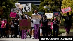 Para fans penyanyi pop Britney Spears berdemo saat sidang perwalian atau konservatori artis itu di Gedung Pengadilan Stanley Mosk, di Los Angeles, California, Selasa, 27 April 2021. (Foto: Mario Anzuoni/Reuters)