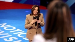 La vicepresidenta estadounidense y candidata presidencial demócrata, Kamala Harris, habla durante un evento organizado por Univision en Las Vegas, Nevada, el 10 de octubre de 2024. 