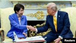 도널드 트럼프 미국 대통령이 19일 백악관 집무실에서 다카이치 사나에 일본 총리와 악수하고 있다.