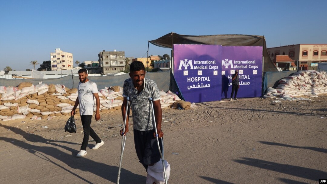 Sejumlah warga melewati tenda medis darurat di Rafah, Jalur Gaza, pada 2 Juni 2024. (Foto: AFP/Eyad Baba)