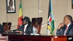 Tổng thống Nam Sudan Salva Kiir, trái, và Tổng thống Kenya Uhuru Kenyatta trong 1 cuộc hoà đàm ở Juba, Nam Sudan, 26/12/2013