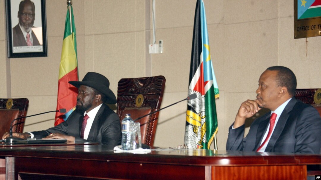 PM Ethiopia Hailemariam Desalegn (paling kiri, tidak terlihat dalam gambar), Presiden Sudan Selatan Salva Kiir (kiri) dan Presiden Kenya Uhuru Kenyatta dalam rapat menjelang pembicaraan damai di Juba, Sudan Selatan, 26 Desember 2013 (Foto: dok). 