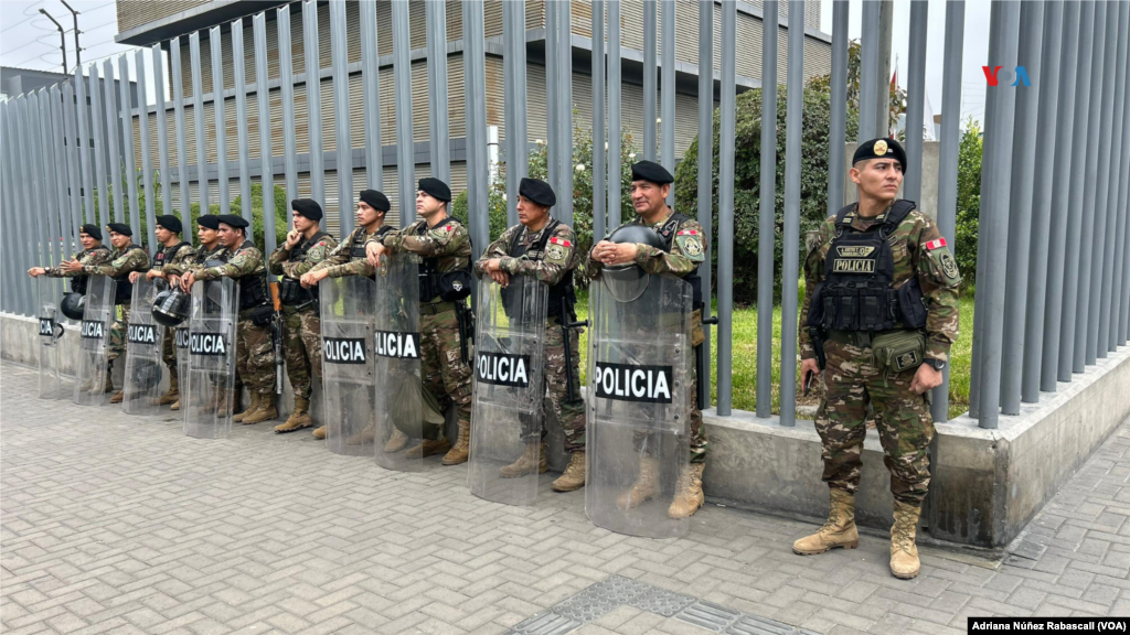 Las calles que conducen al Centro de Convenciones de Lima han sido bloqueadas para evitar incidentes que atenten contra la seguridad de los mandatarios.